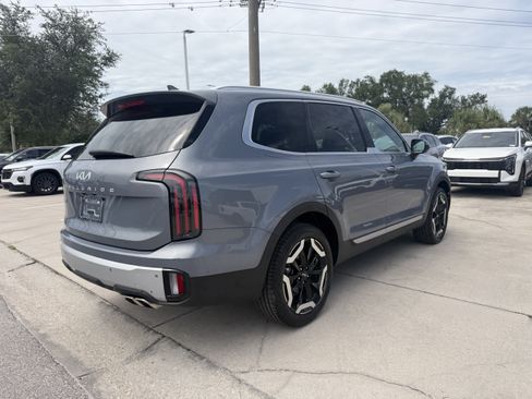 Certified 2024 Kia Telluride EX w/ EX Captain's Chair Package FWD image 5