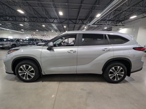 Used 2023 Toyota Highlander XLE AWD/4WD image 4