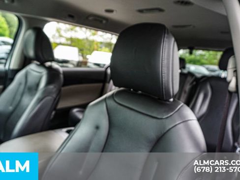 Used 2025 Kia Carnival FWD image 17