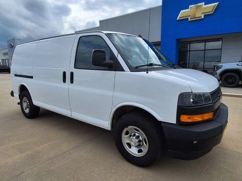 Used 2020 Chevrolet Express 2500 RWD image 2