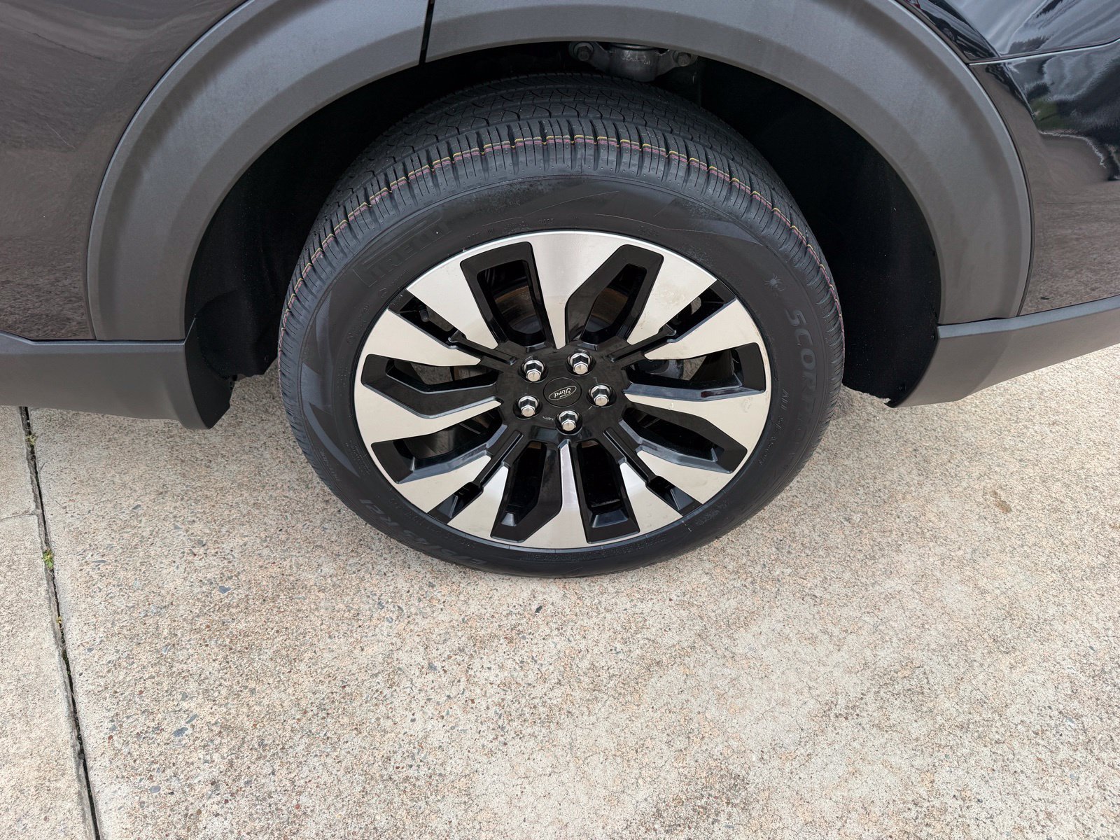 Certified 2025 Ford Explorer Platinum w/ LUX Leather Package AWD/4WD image 9