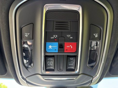 Used 2025 Jeep Grand Cherokee Laredo X AWD/4WD image 25