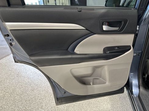 Used 2019 Toyota Highlander XLE AWD/4WD image 16