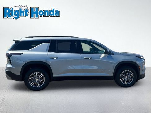Used 2025 Chevrolet Traverse LT FWD image 7