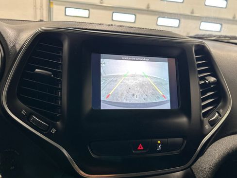 Used 2021 Jeep Cherokee Latitude FWD image 23