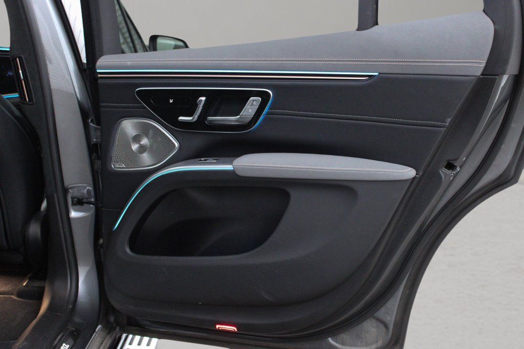 Used 2023 Mercedes-Benz EQS 580 4MATIC SUV w/ Exclusive Trim Package image 29