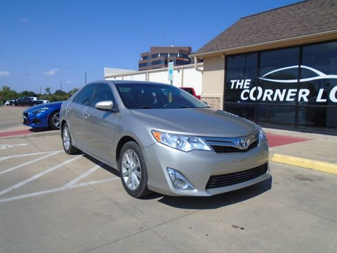 Used 2014 Toyota Camry XLE FWD image 1