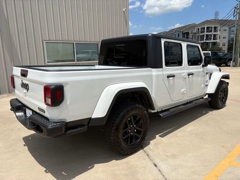 Used 2023 Jeep Gladiator Sport AWD/4WD image 7