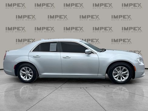 Used 2022 Chrysler 300 Touring image 6