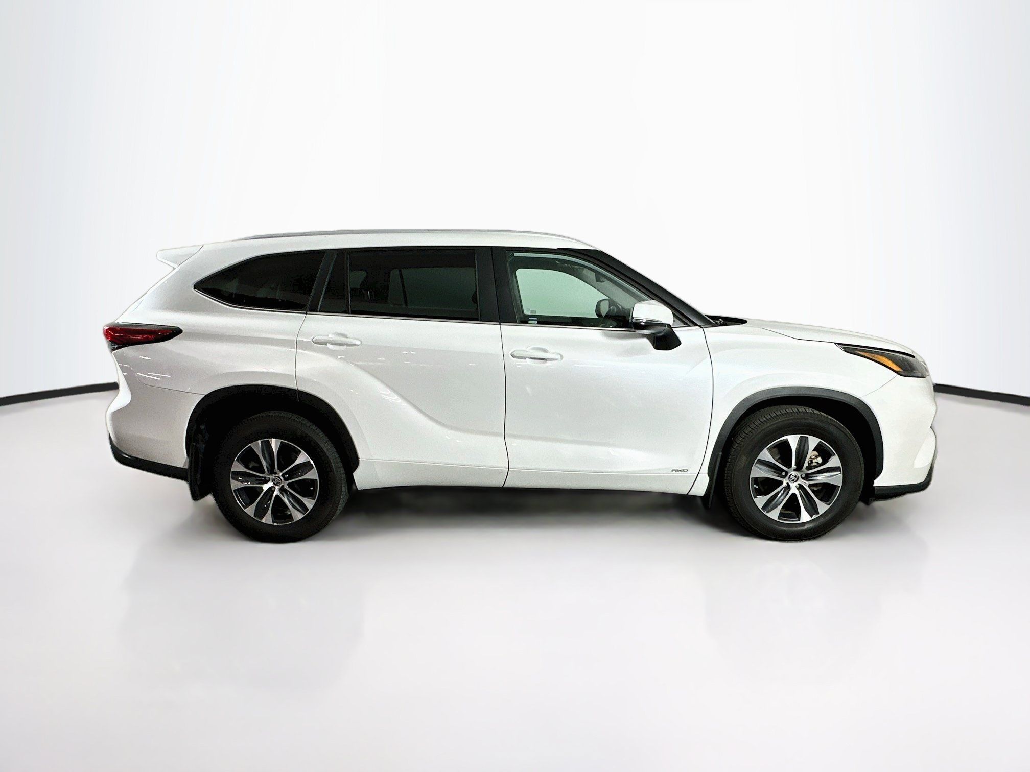 Used 2023 Toyota Highlander XLE AWD/4WD image 10
