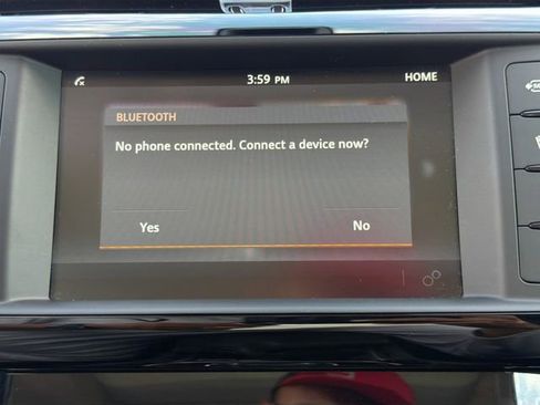 Used 2017 Jaguar XE image 31