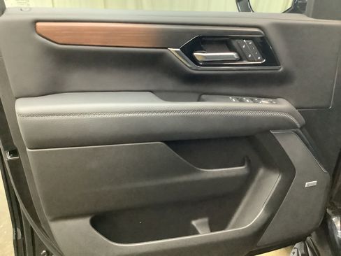 Used 2025 GMC Yukon Denali image 12