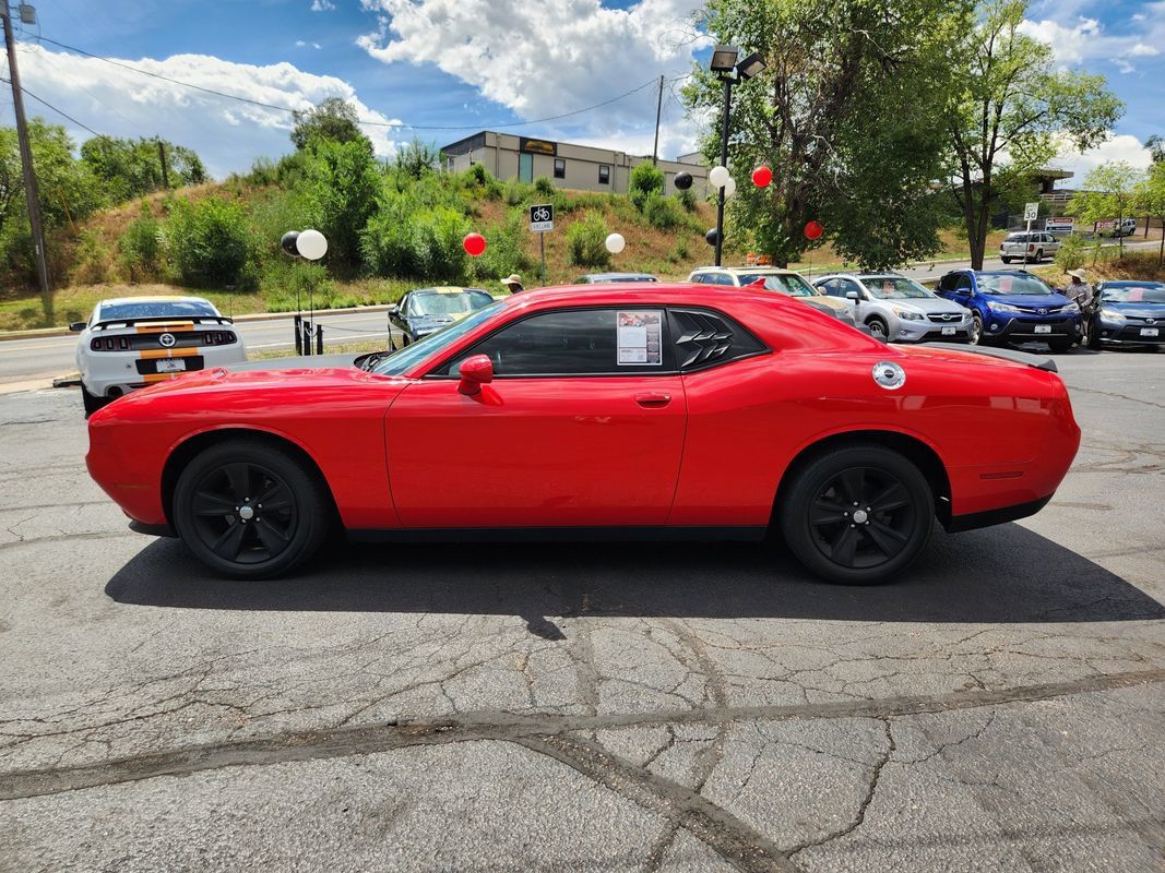 Used 2015 Dodge Challenger SXT w/ Driver Convenience Group RWD image 4