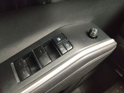 Used 2020 Toyota Highlander XLE image 27