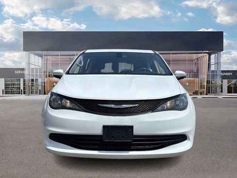 Used 2020 Chrysler Voyager L image 2