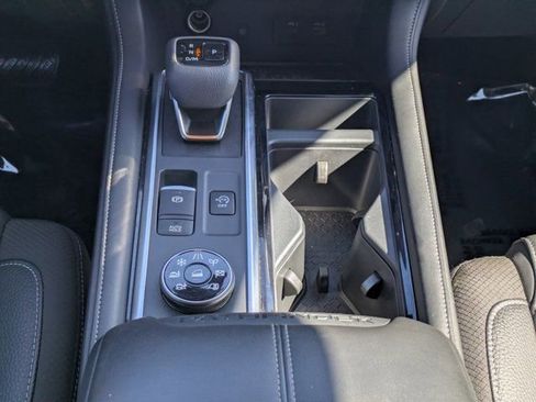 Used 2025 Nissan Pathfinder SL image 17