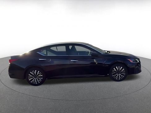 Used 2025 Nissan Altima 2.5 SV FWD image 7
