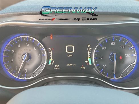 Used 2019 Chrysler Pacifica Limited image 32