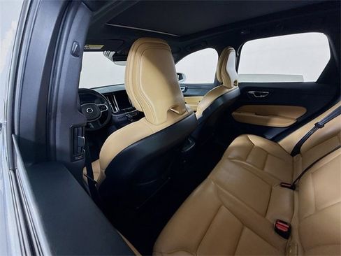 Used 2020 Volvo XC60 T5 Momentum image 10