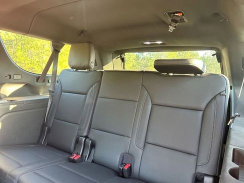 Used 2022 Chevrolet Suburban LT RWD image 28
