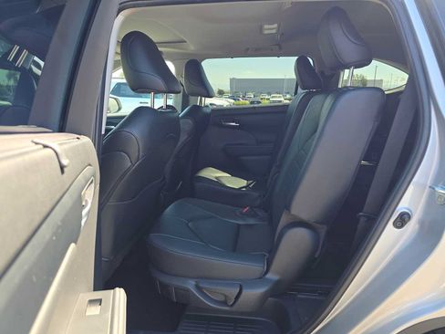 Used 2023 Toyota Highlander XLE FWD image 18
