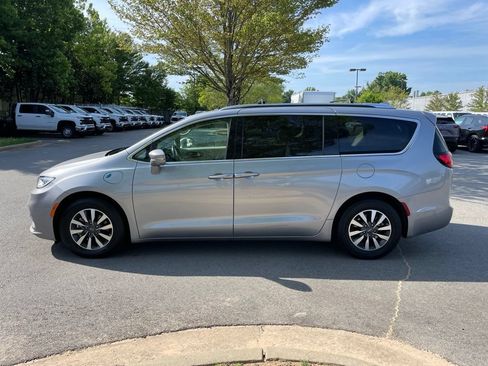 Used 2021 Chrysler Pacifica Touring-L FWD image 4