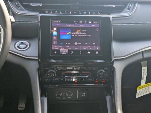 New 2025 Jeep Grand Cherokee Altitude image 15