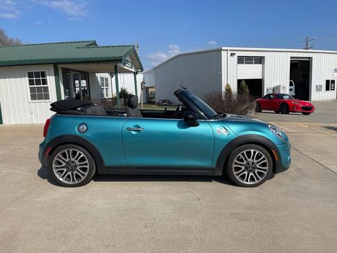 Used 2018 MINI Cooper S image 2
