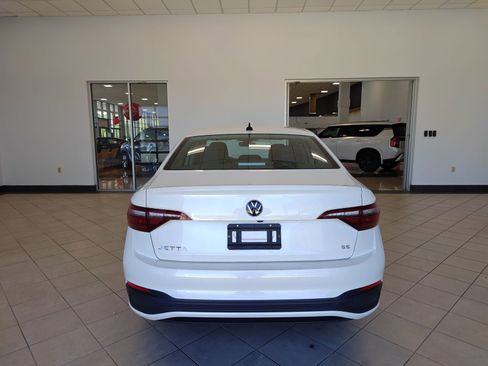 Used 2023 Volkswagen Jetta SE FWD image 4