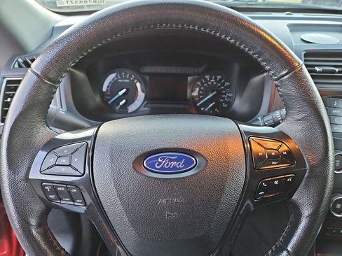Used 2018 Ford Explorer XLT AWD/4WD image 22
