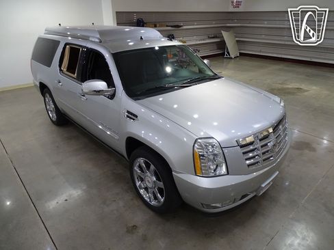 Used 2011 Cadillac Escalade ESV Premium image 21