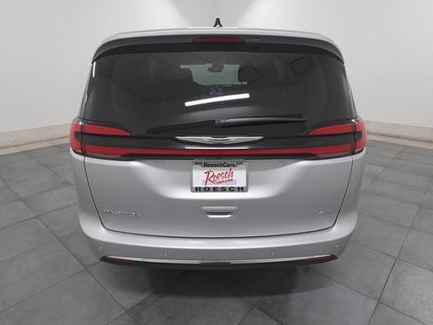 Used 2024 Chrysler Pacifica Touring-L image 4