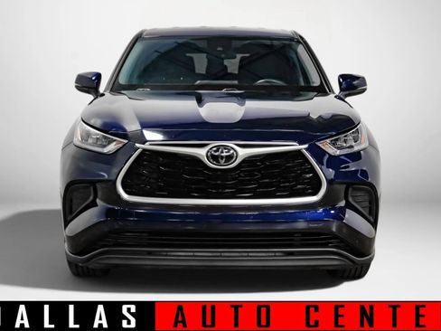 Used 2020 Toyota Highlander L FWD image 2