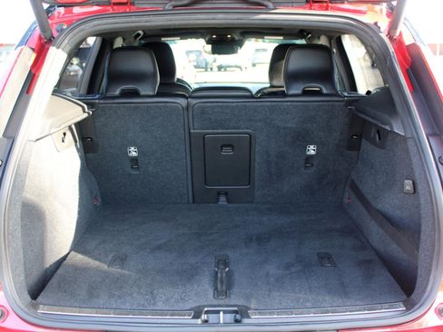 Used 2019 Volvo XC40 T5 R-Design image 9