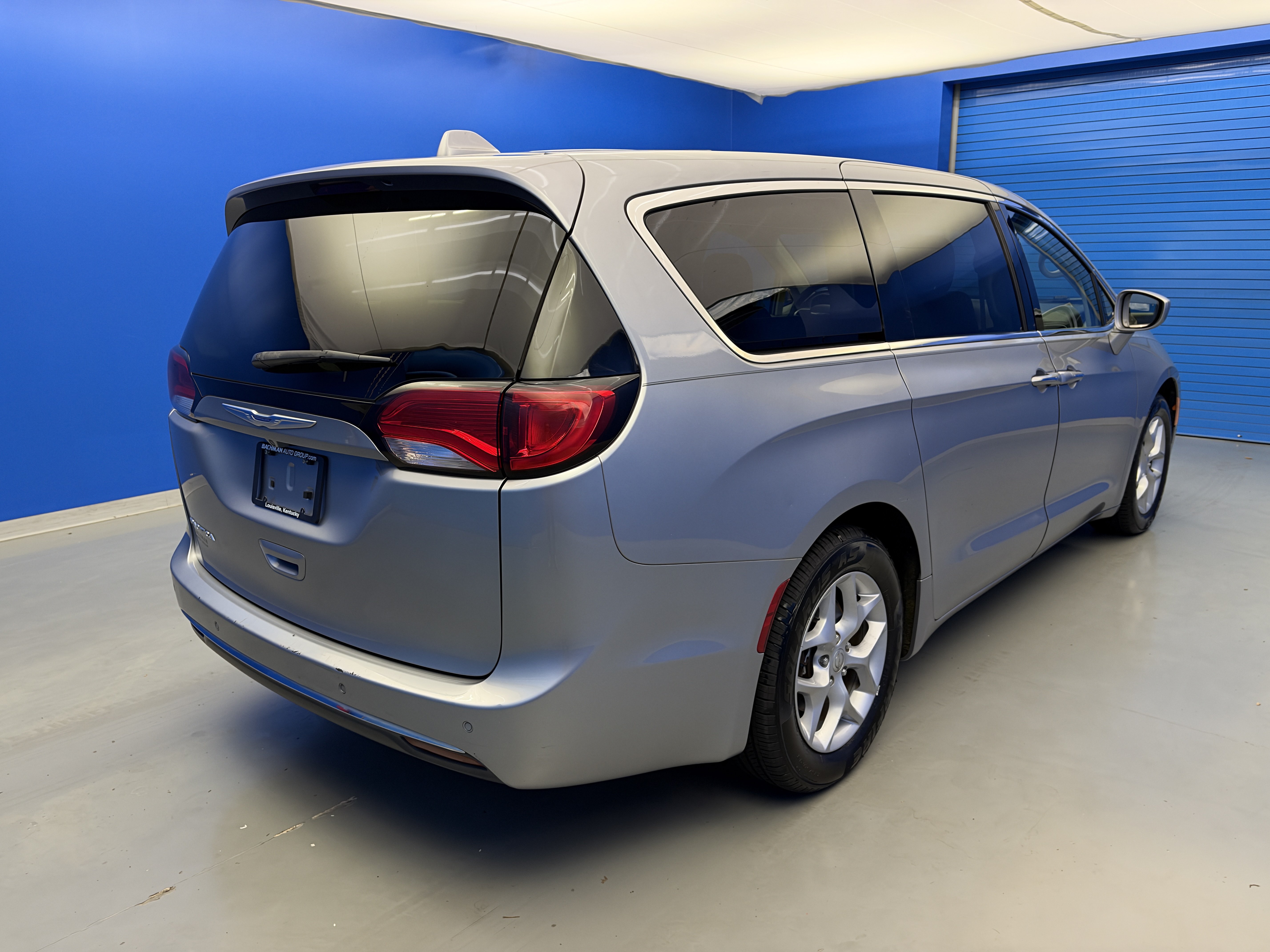 Used 2018 Chrysler Pacifica Touring Plus w/ Tire & Wheel Group FWD image 7