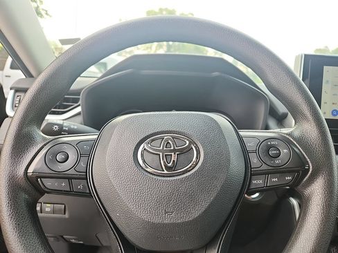 Used 2025 Toyota RAV4 XLE AWD/4WD image 18