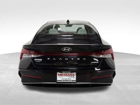 Used 2024 Hyundai Elantra Limited image 8