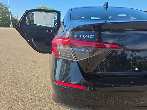 Used 2022 Honda Civic Sport image 32