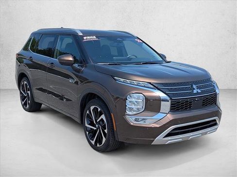 Used 2023 Mitsubishi Outlander SEL AWD/4WD image 3