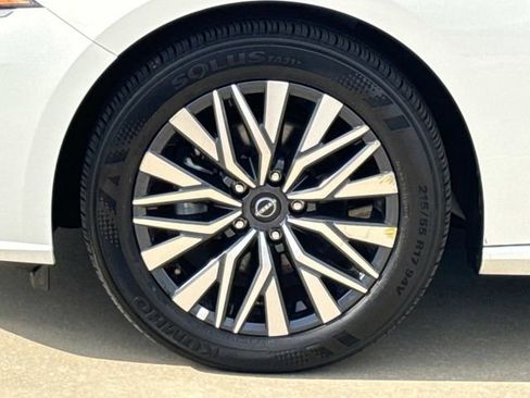 Used 2025 Nissan Altima 2.5 SV image 5