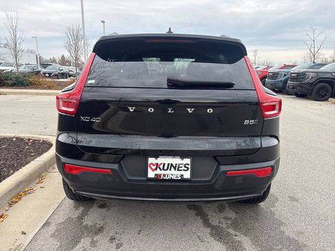 Used 2024 Volvo XC40 B5 Core image 4
