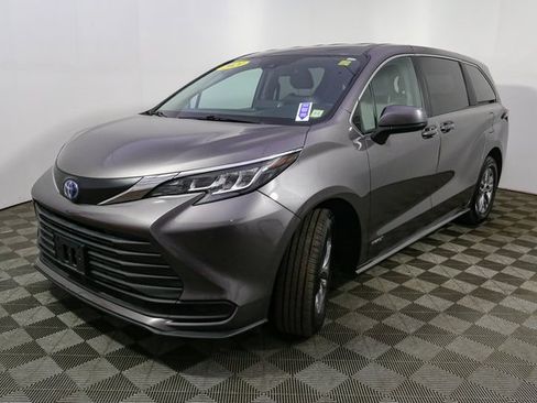 Used 2021 Toyota Sienna LE image 5
