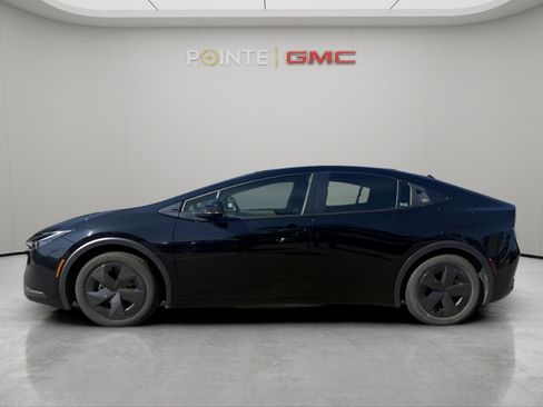 Used 2025 Toyota Prius LE FWD image 6