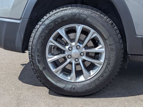 Used 2019 Jeep Cherokee Latitude Plus w/ Cold Weather Group AWD/4WD image 48