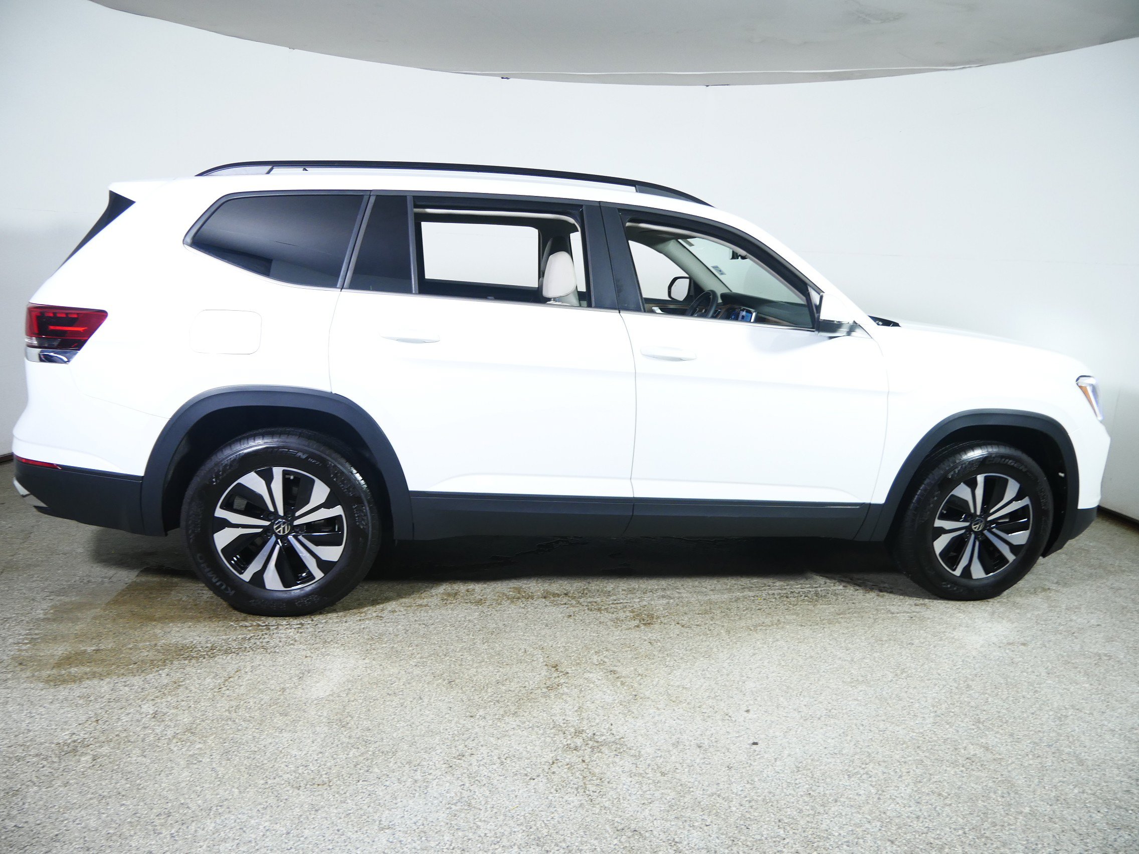 Used 2025 Volkswagen Atlas SE AWD/4WD image 8