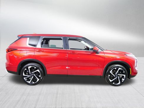 Used 2023 Mitsubishi Outlander SE image 8