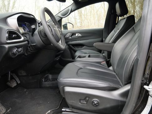 Used 2025 Chrysler Pacifica Select FWD image 13