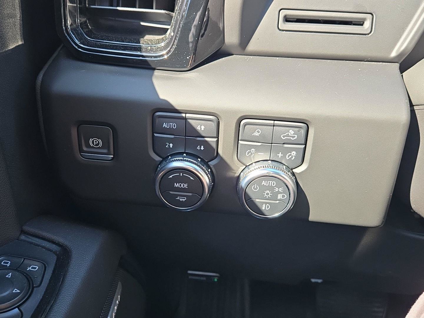 Used 2022 GMC Sierra 1500 AT4 w/ AT4 Premium Package AWD/4WD image 22
