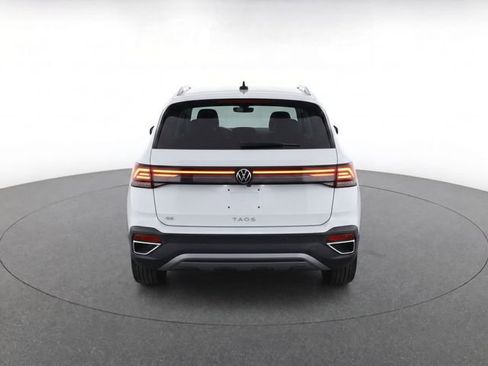 Used 2025 Volkswagen Taos SE FWD image 3
