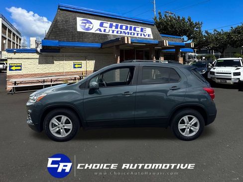 Used 2022 Chevrolet Trax LT w/ LT Convenience Package FWD image 3